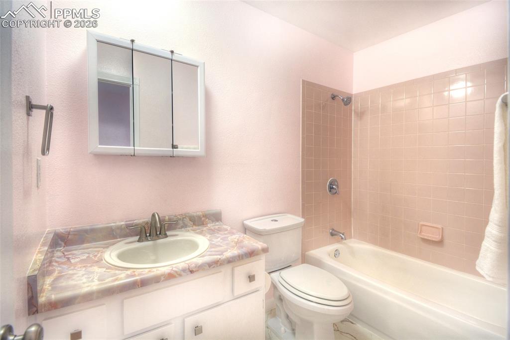 Image 19 of 31: Bathroom