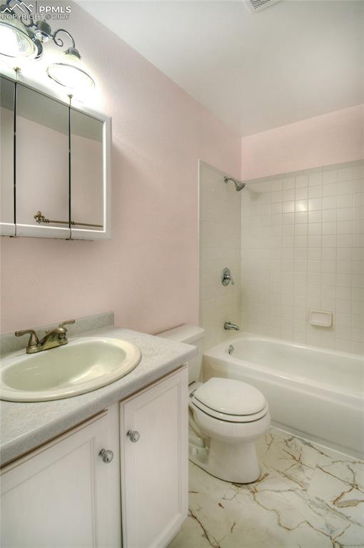 Image 25 of 31: Bathroom