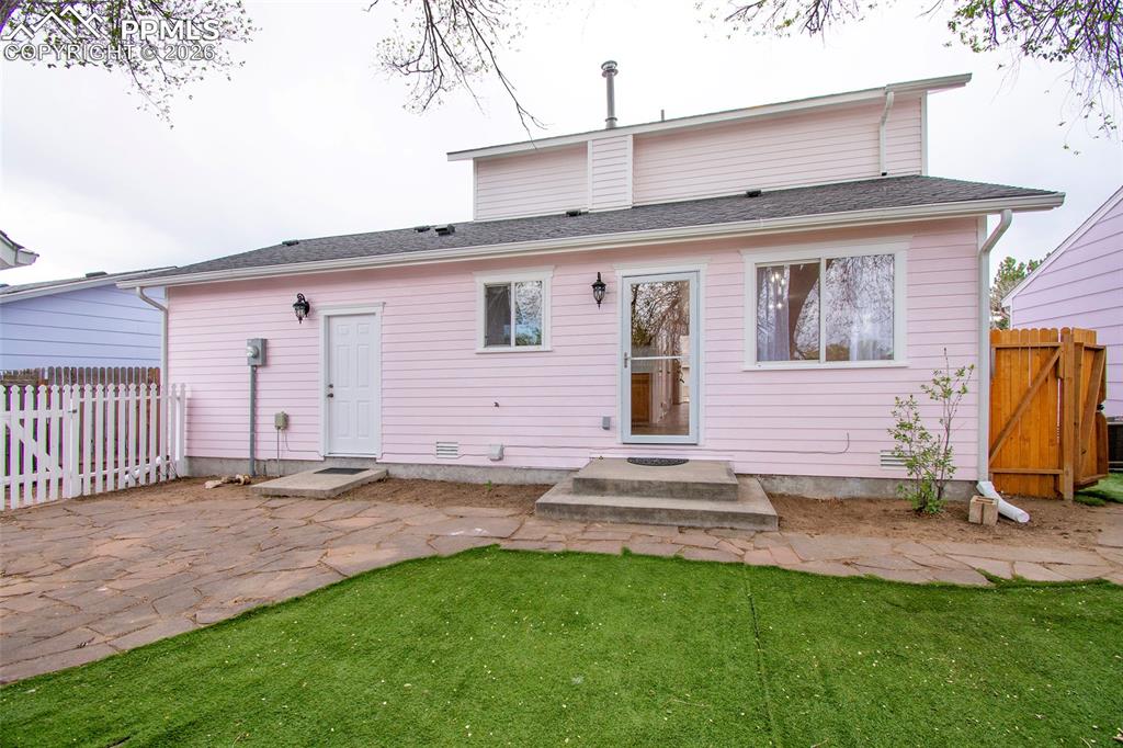 Image 26 of 31: Back of Structure