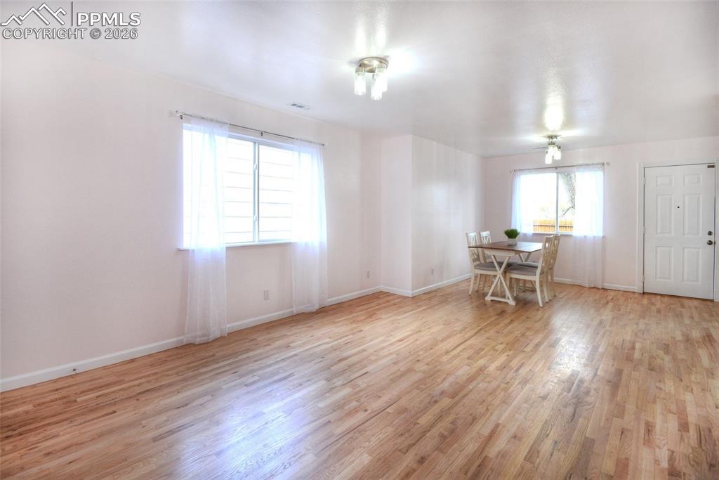 Image 8 of 31: Dining Area