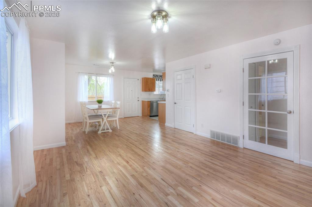 Image 9 of 31: Living Room