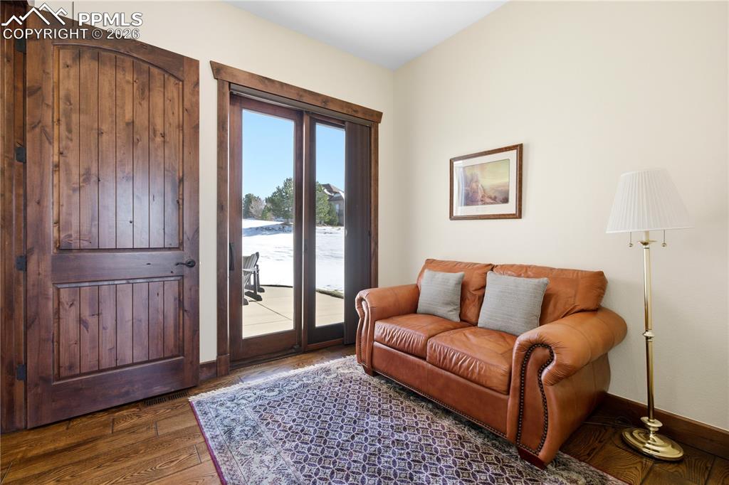 Image 16 of 46: Sitting Room