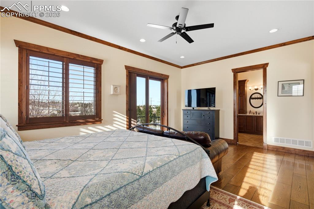 Image 19 of 46: Bedroom