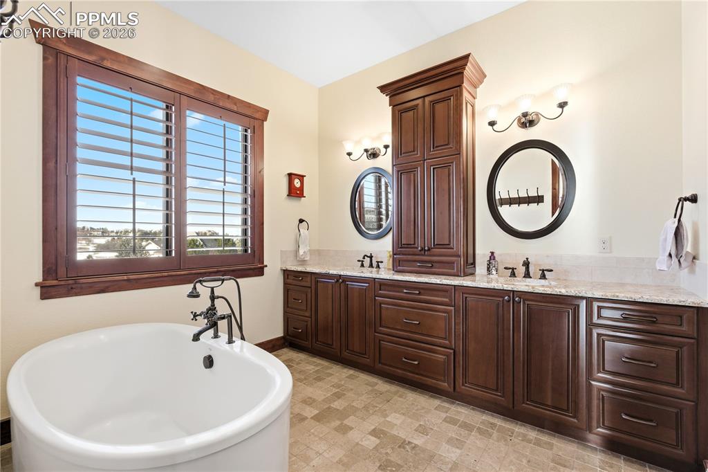 Image 20 of 46: Bathroom