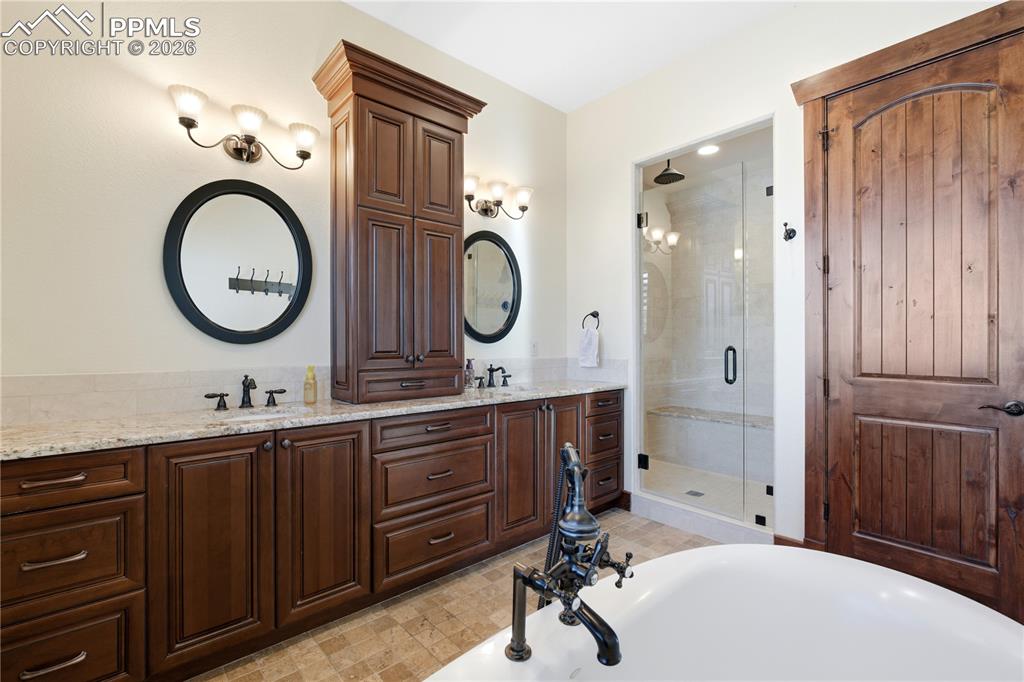 Image 21 of 46: Bathroom