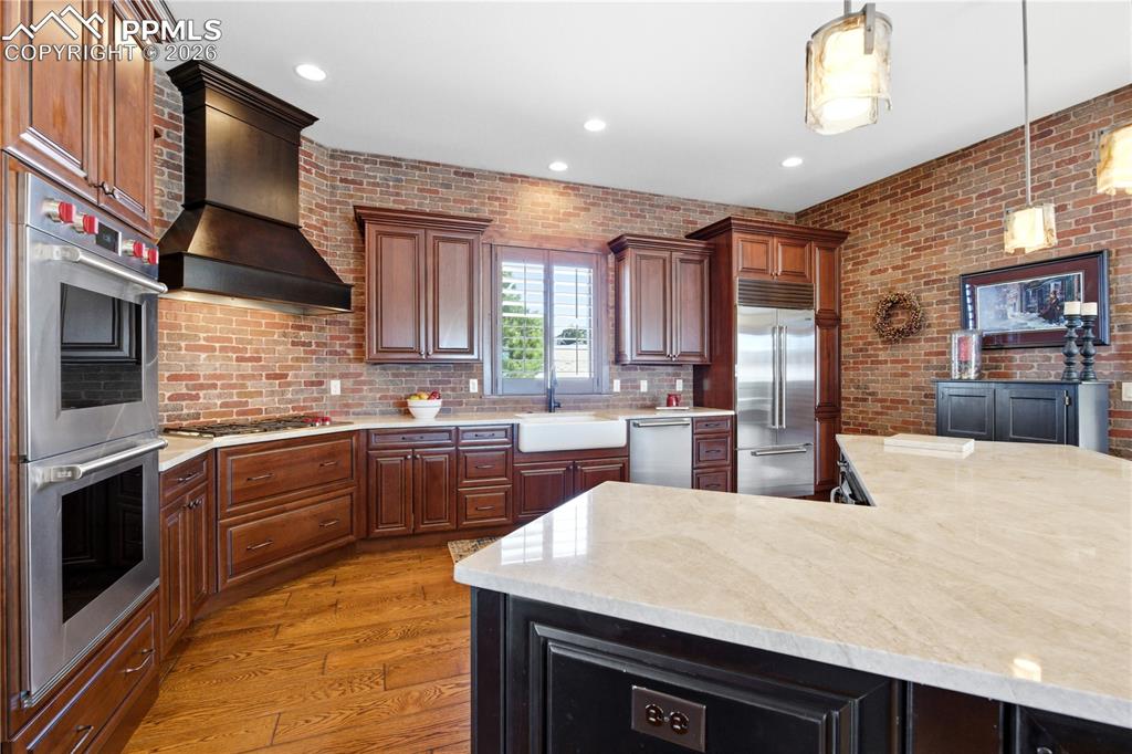 Image 6 of 46: Kitchen