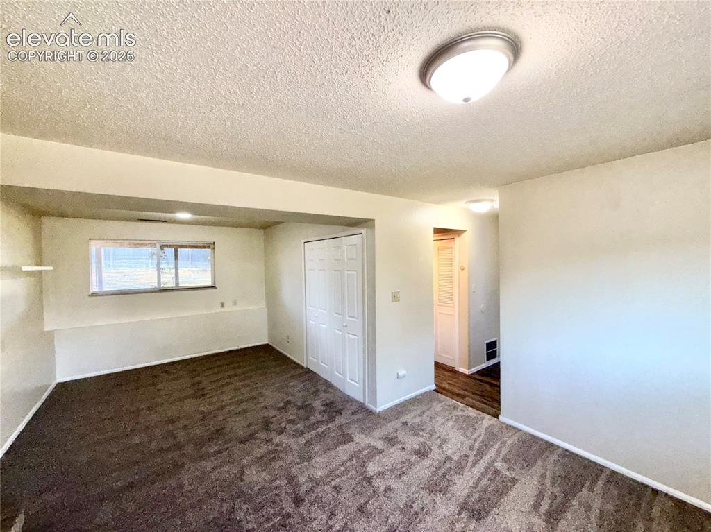 Image 11 of 14: Bedroom
