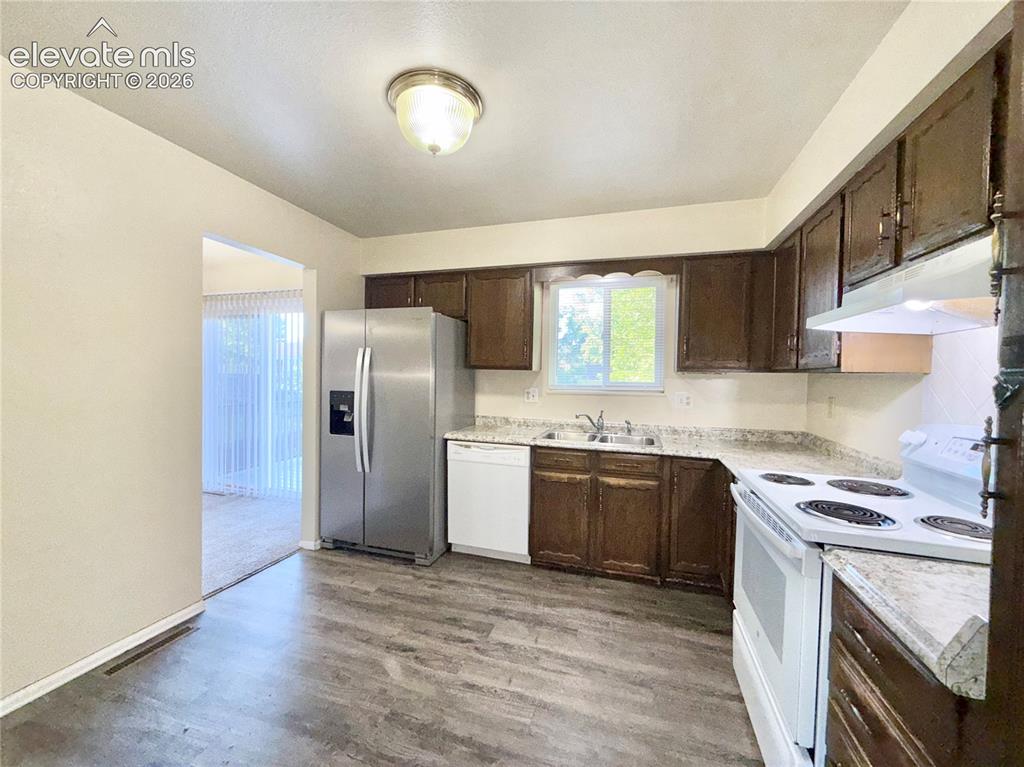 Image 4 of 14: Kitchen