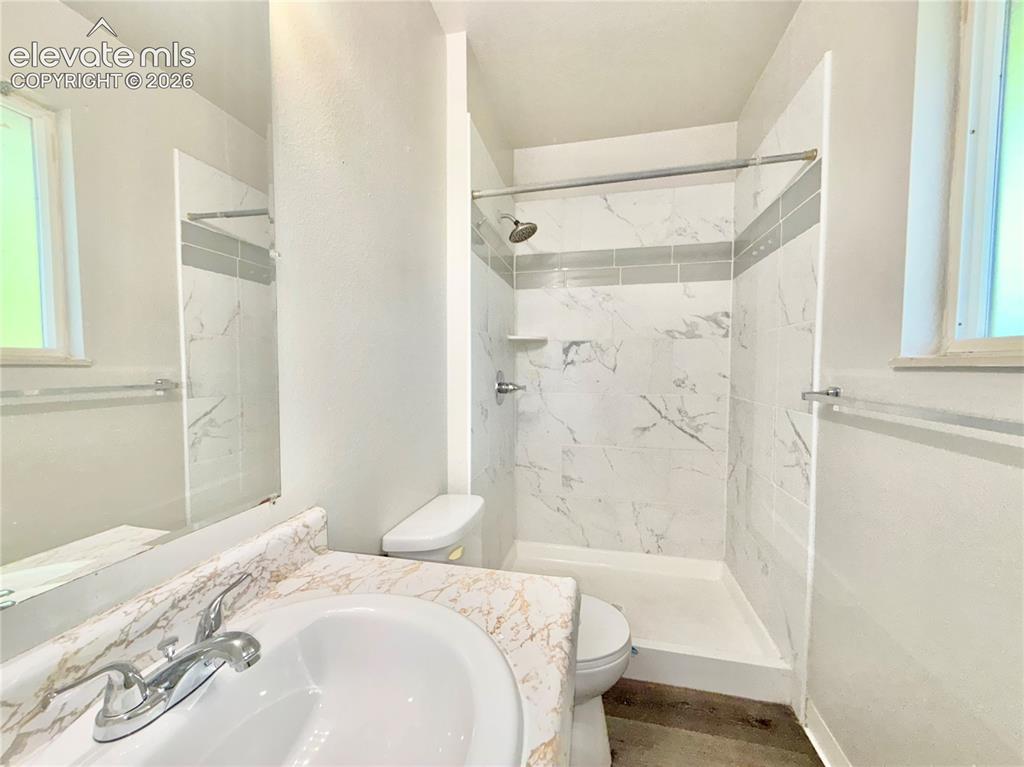 Image 9 of 14: Bathroom