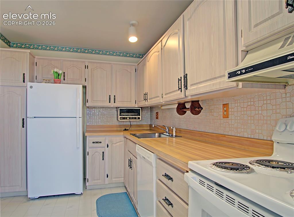 Image 15 of 30: Kitchen