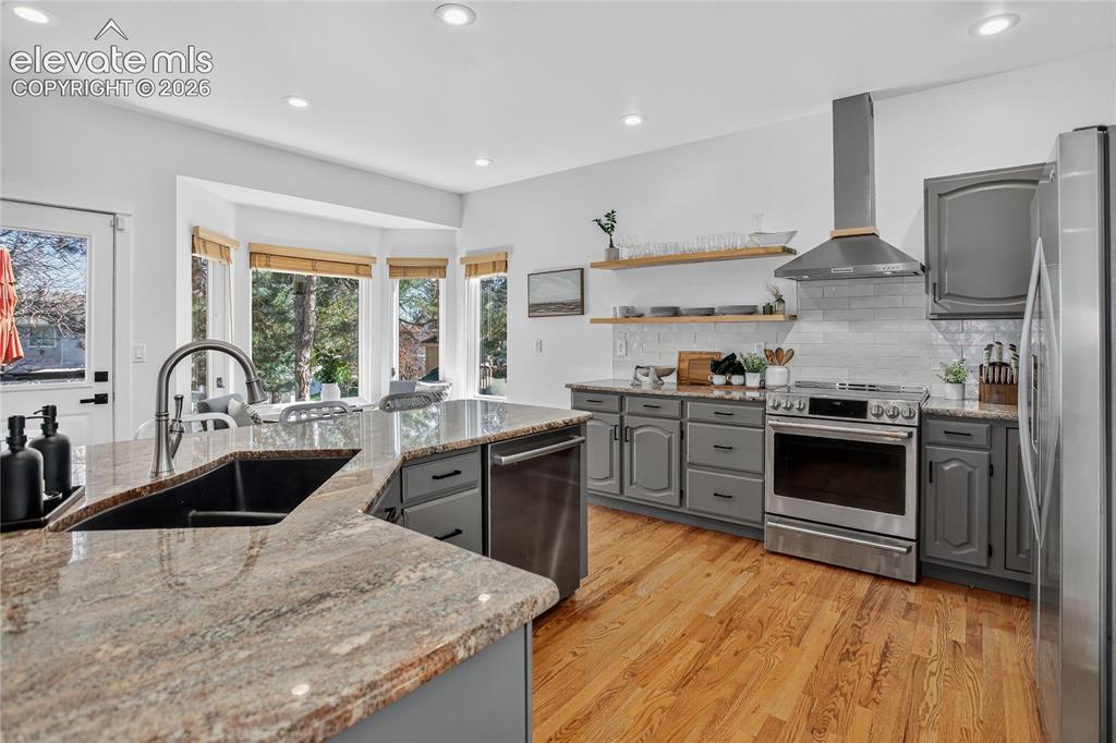 Image 14 of 47: Kitchen