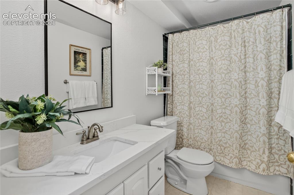 Image 34 of 47: Bathroom