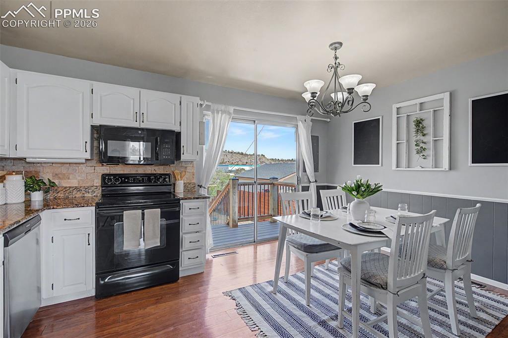 Image 11 of 46: Open to backyard