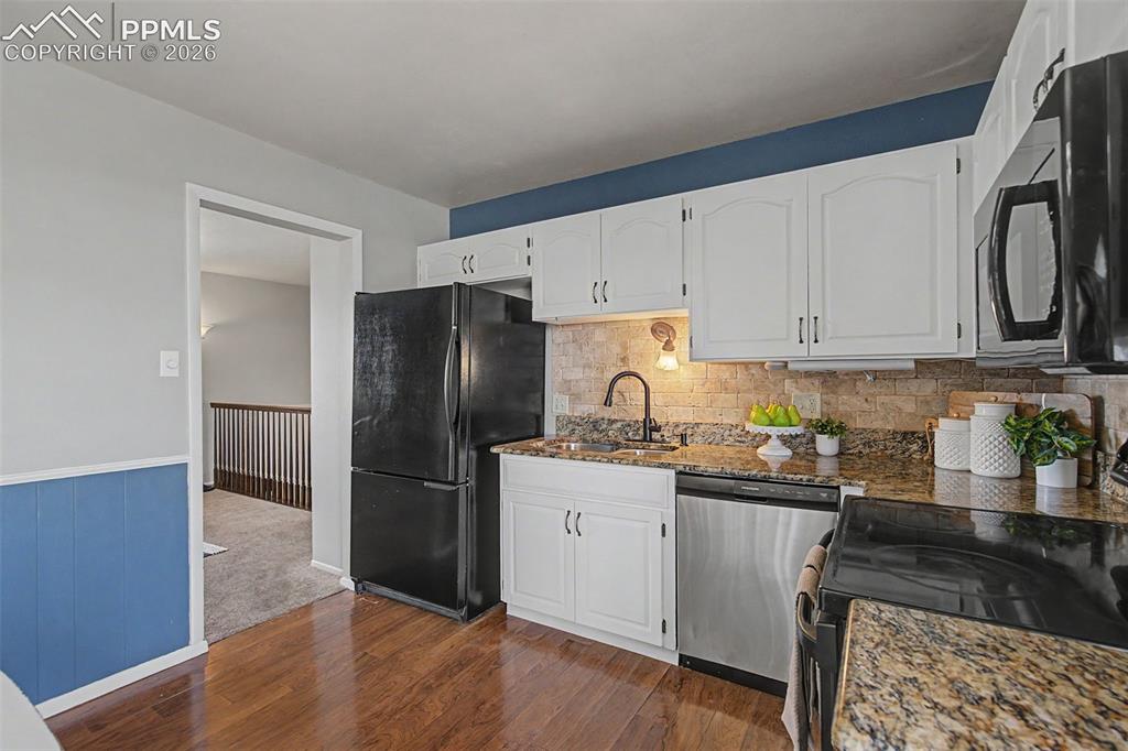 Image 13 of 46: Bright kitchen and dining