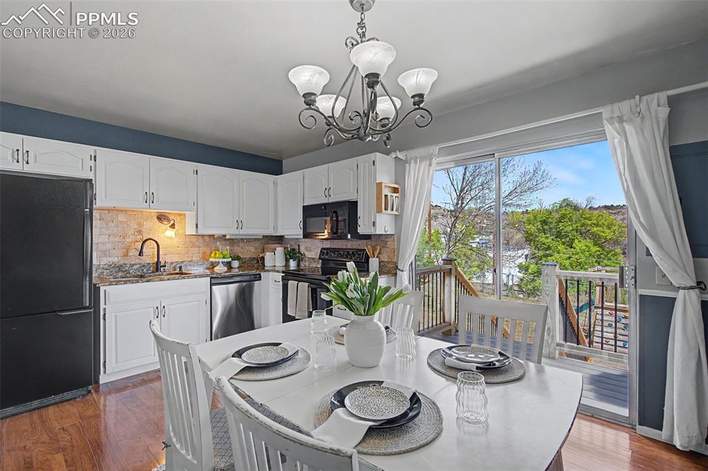 Image 2 of 46: Comfortable dining space