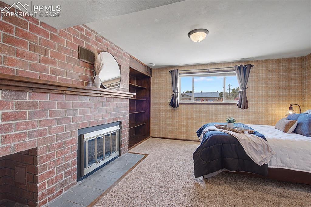 Image 4 of 46: Master with fireplace!