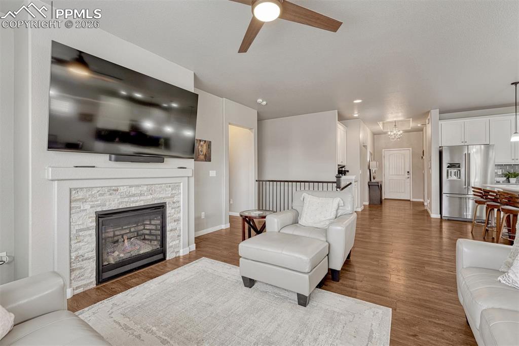 Image 18 of 49: Living Room