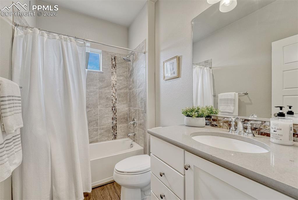 Image 22 of 49: Bathroom