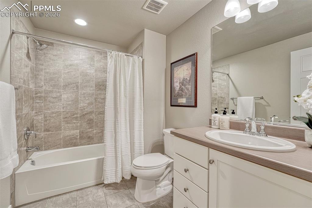 Image 35 of 49: Bathroom