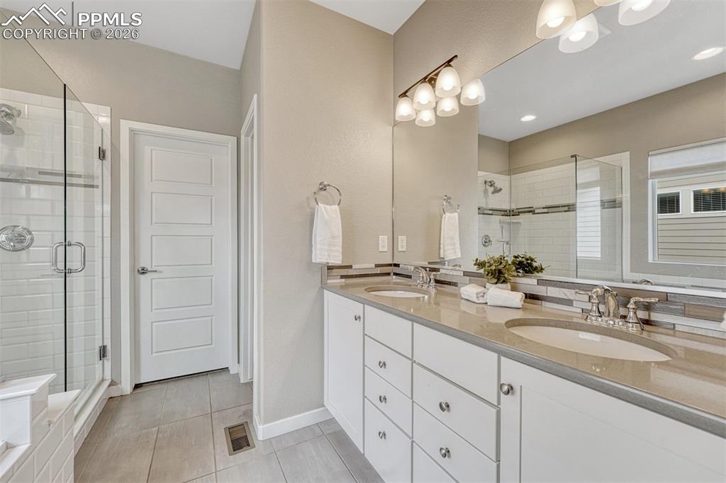 Image 4 of 49: Bathroom