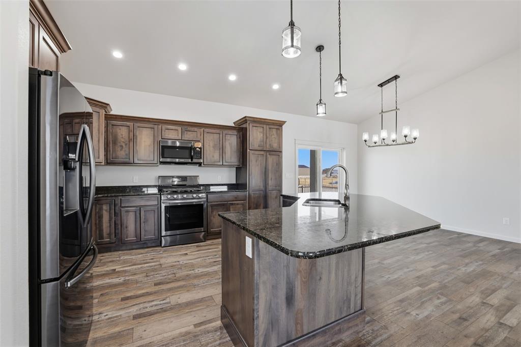 Image 10 of 50: Kitchen