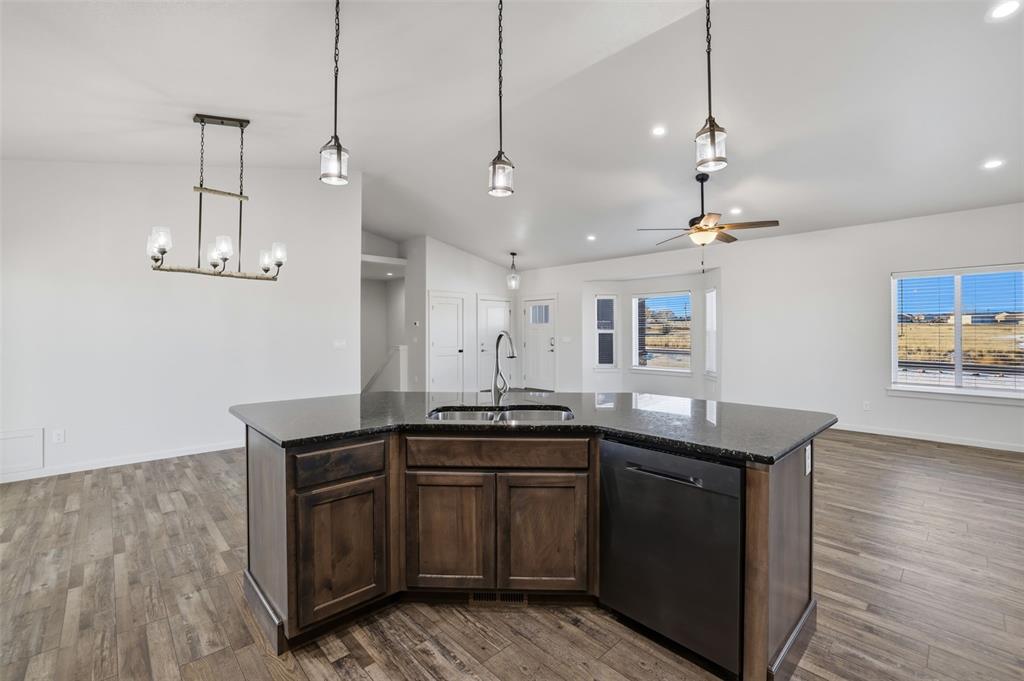 Image 12 of 50: Kitchen