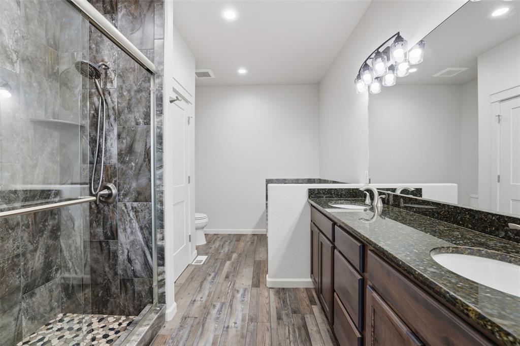 Image 18 of 50: Bathroom