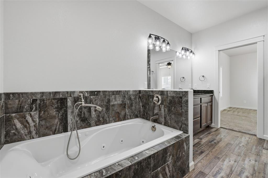 Image 20 of 50: Bathroom