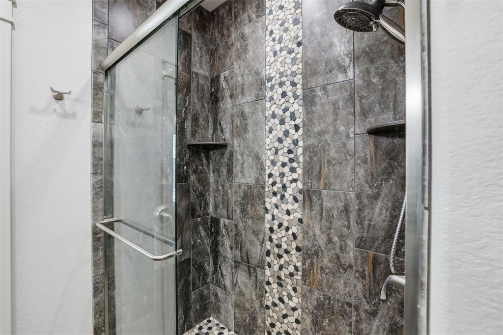 Image 21 of 50: Bathroom