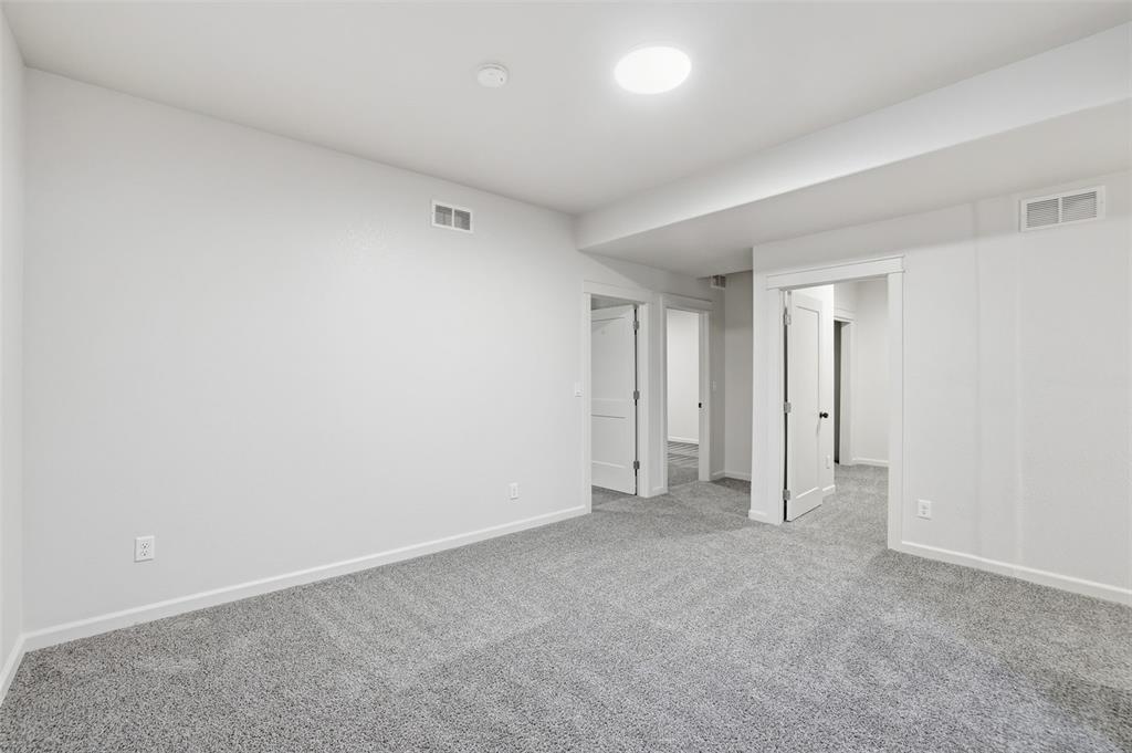 Image 25 of 50: Bedroom