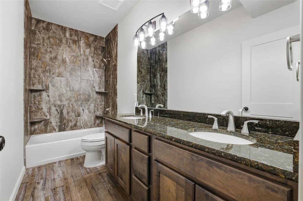 Image 33 of 50: Bathroom