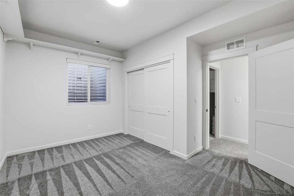 Image 36 of 50: Office