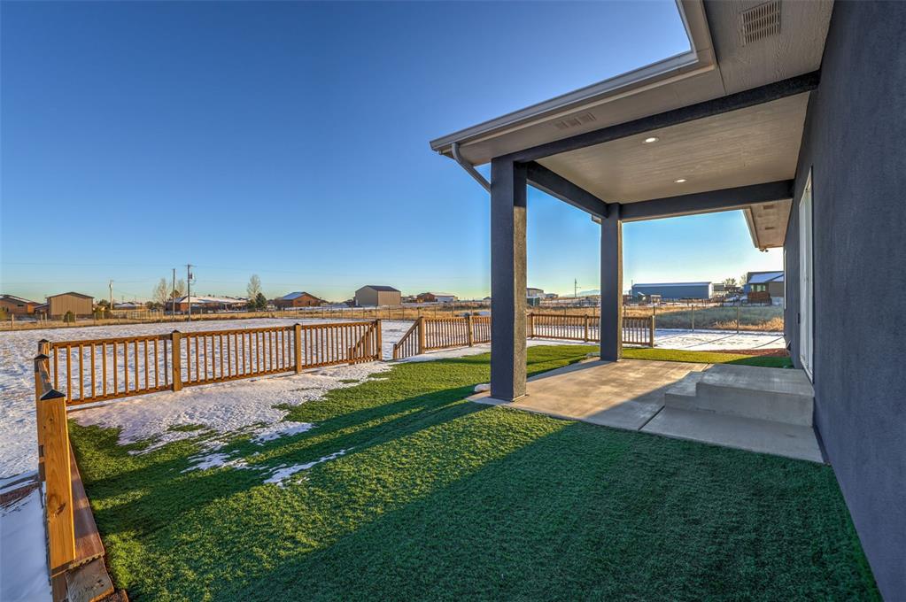 Image 42 of 50: Yard