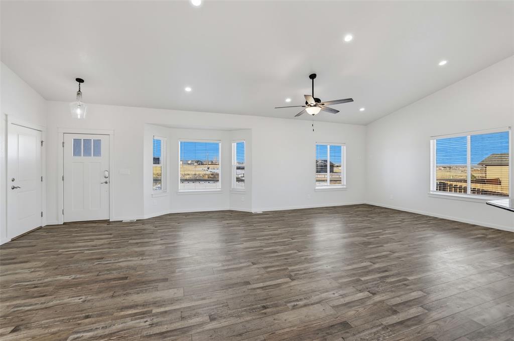 Image 5 of 50: Living Room