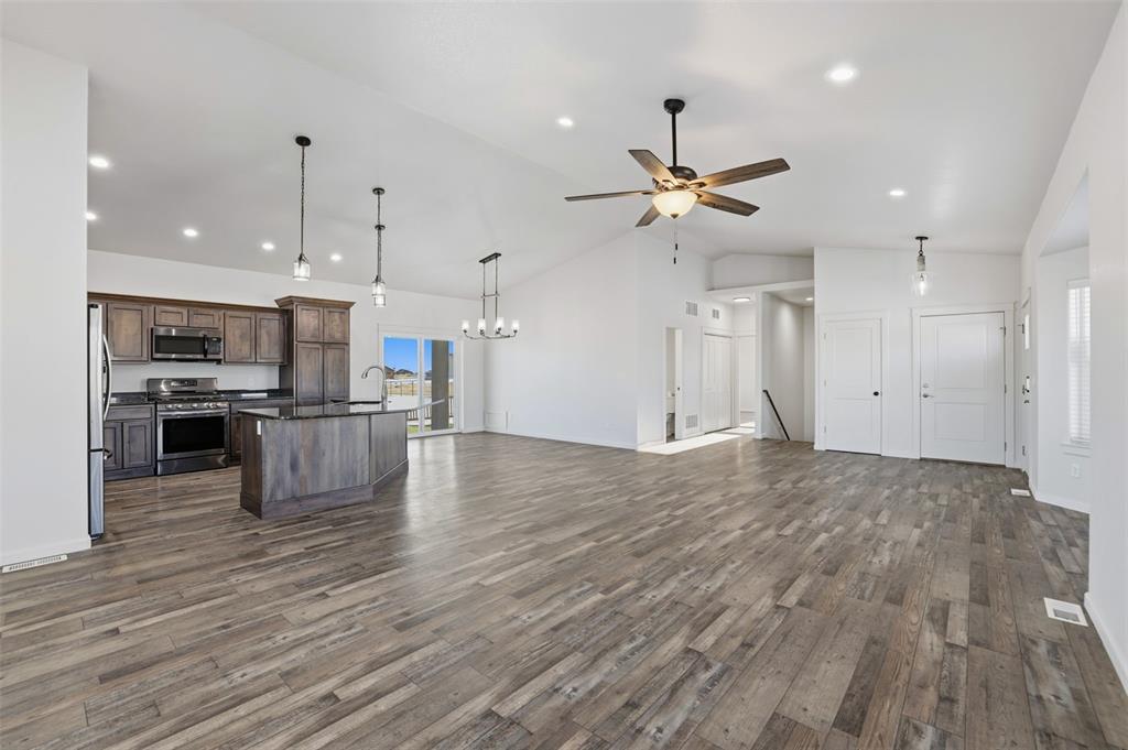 Image 6 of 50: Living Room