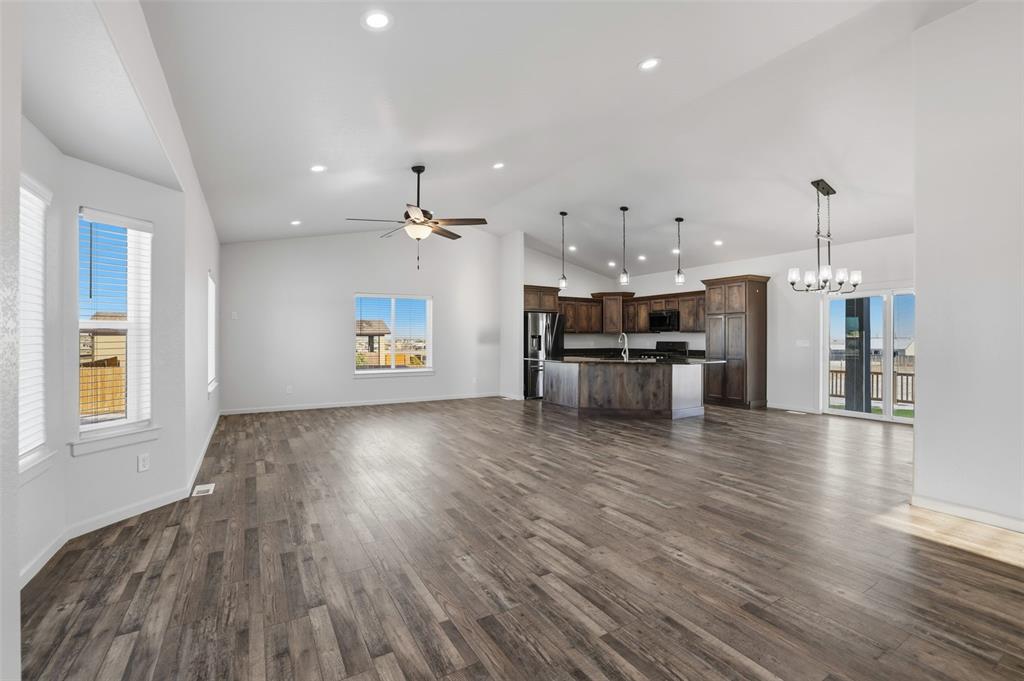 Image 7 of 50: Living Room