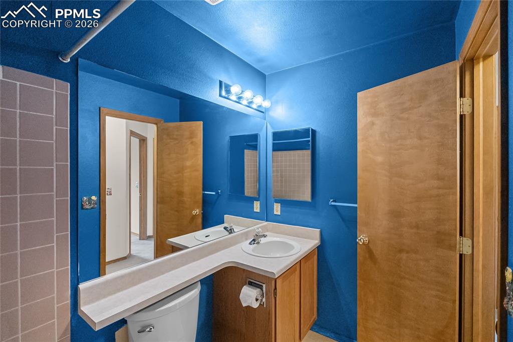 Image 19 of 39: Bathroom