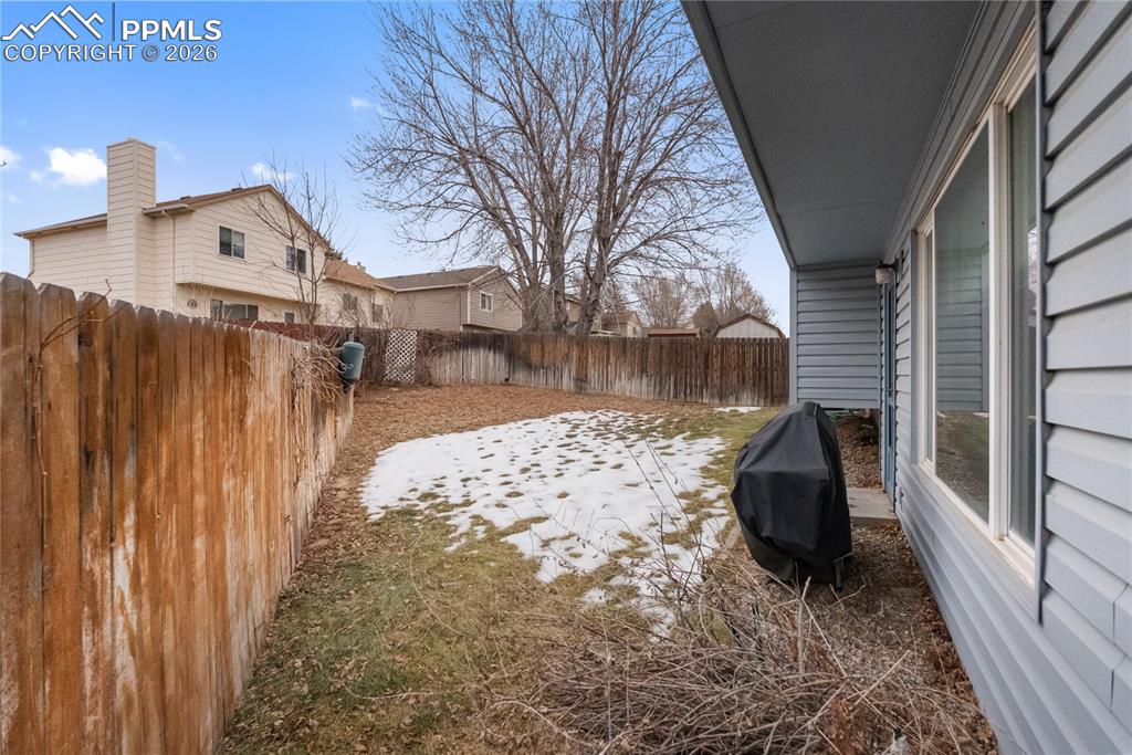 Image 34 of 39: Yard