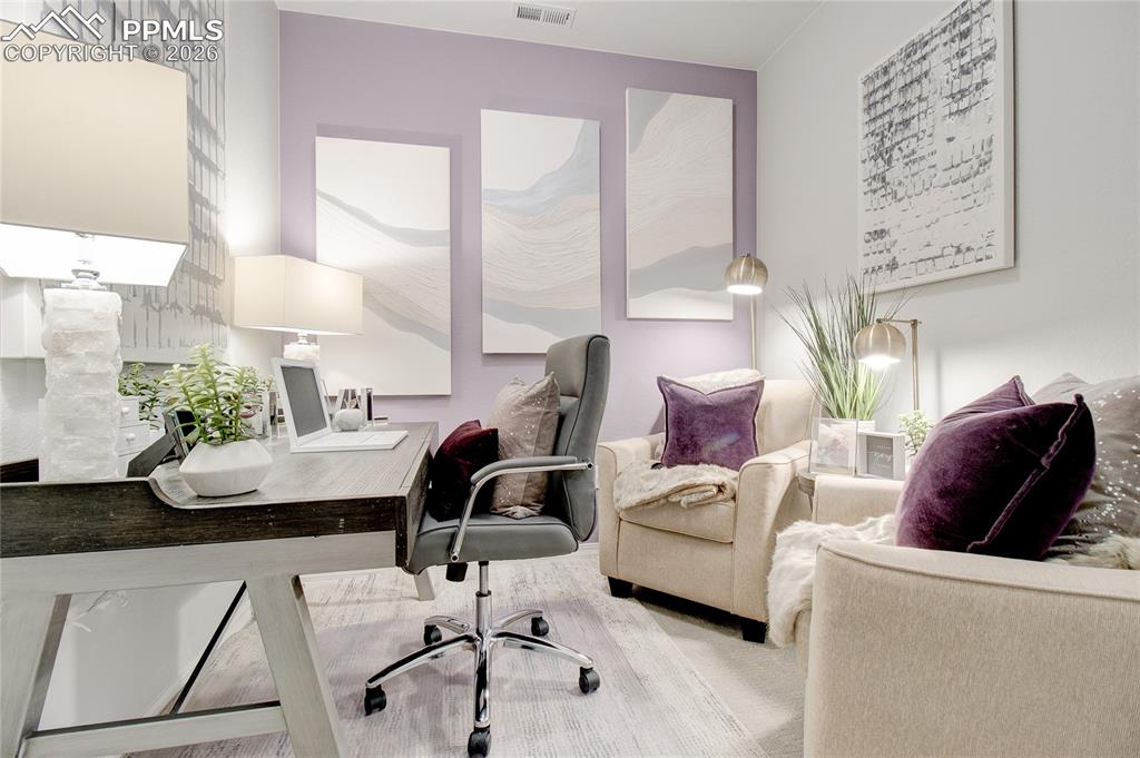 Image 33 of 35: Office