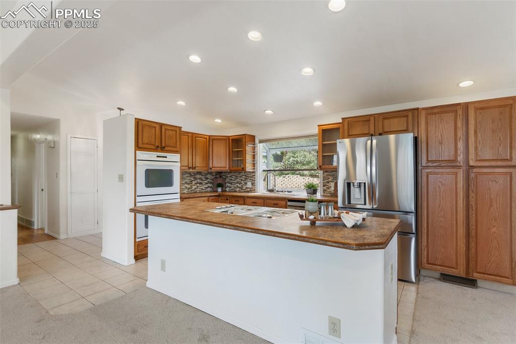 Image 14 of 50: Kitchen