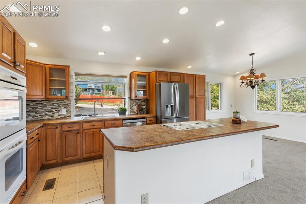 Image 15 of 50: Kitchen