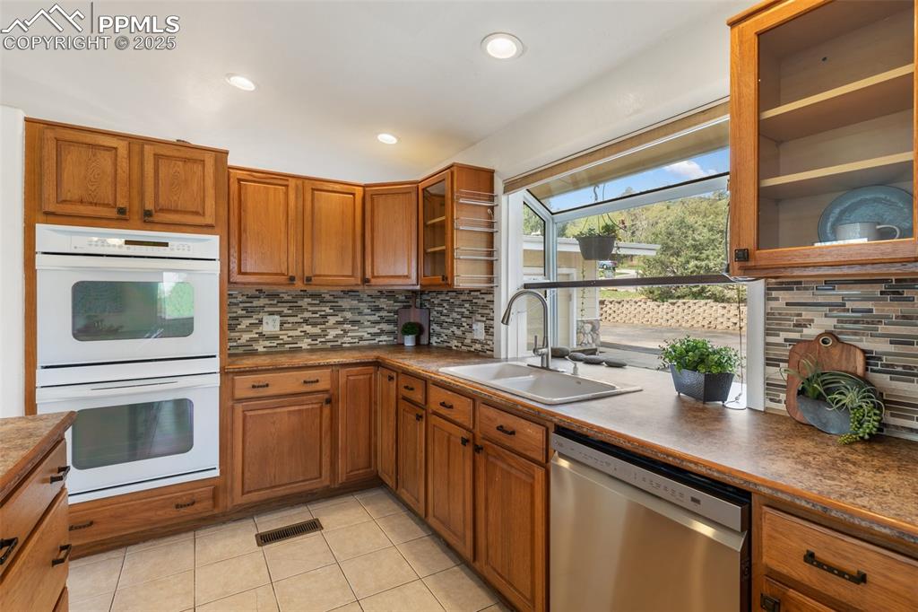 Image 18 of 50: Kitchen