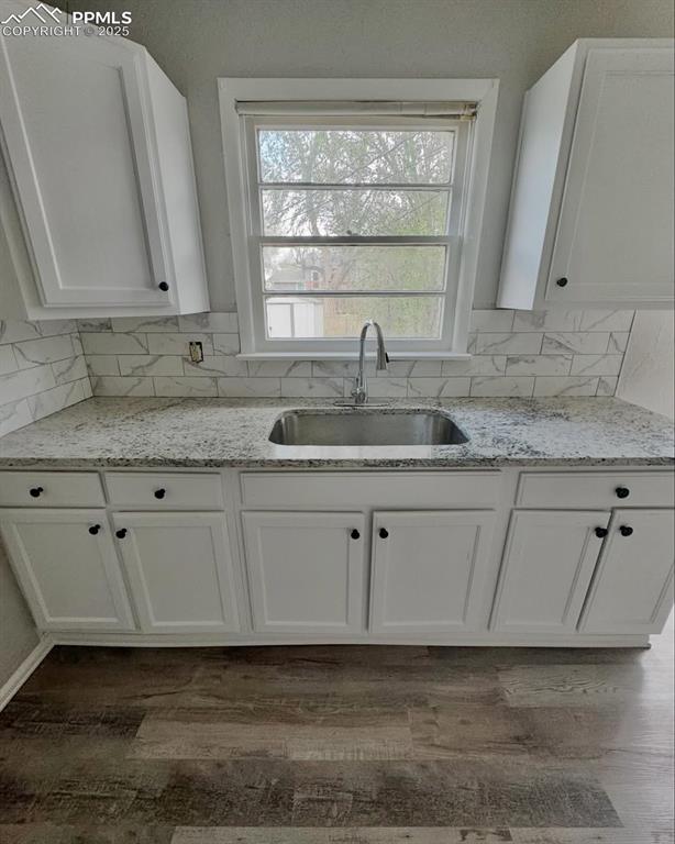 Image 3 of 8: Kitchen