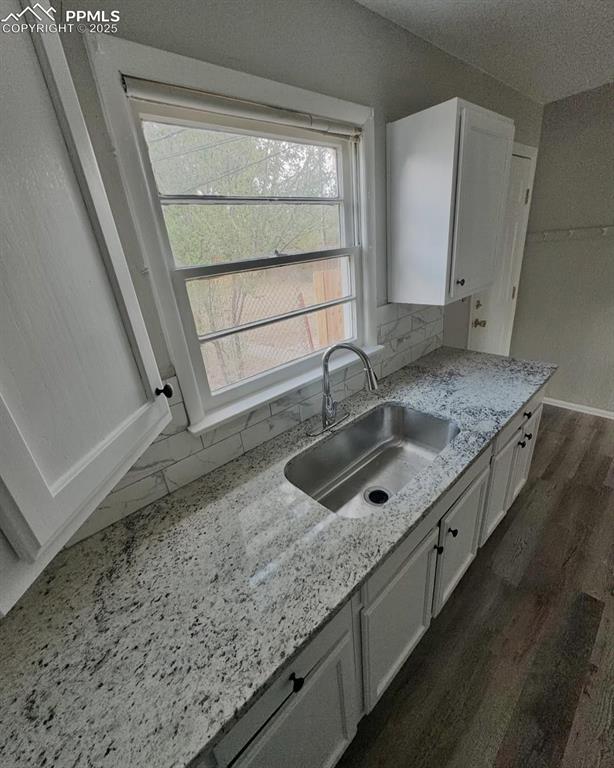 Image 4 of 8: Kitchen