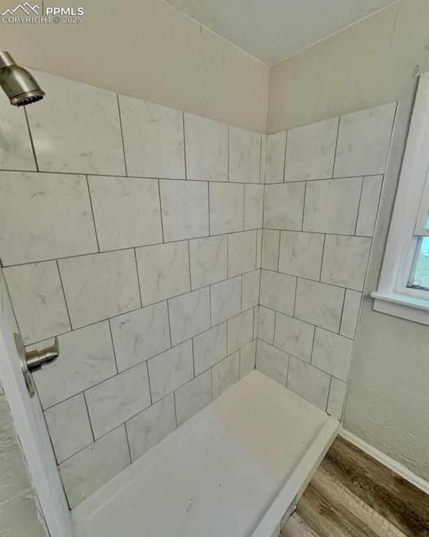 Image 5 of 8: Bathroom