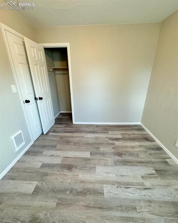 Image 6 of 8: Bedroom