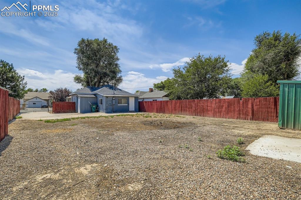 Image 11 of 11: Yard