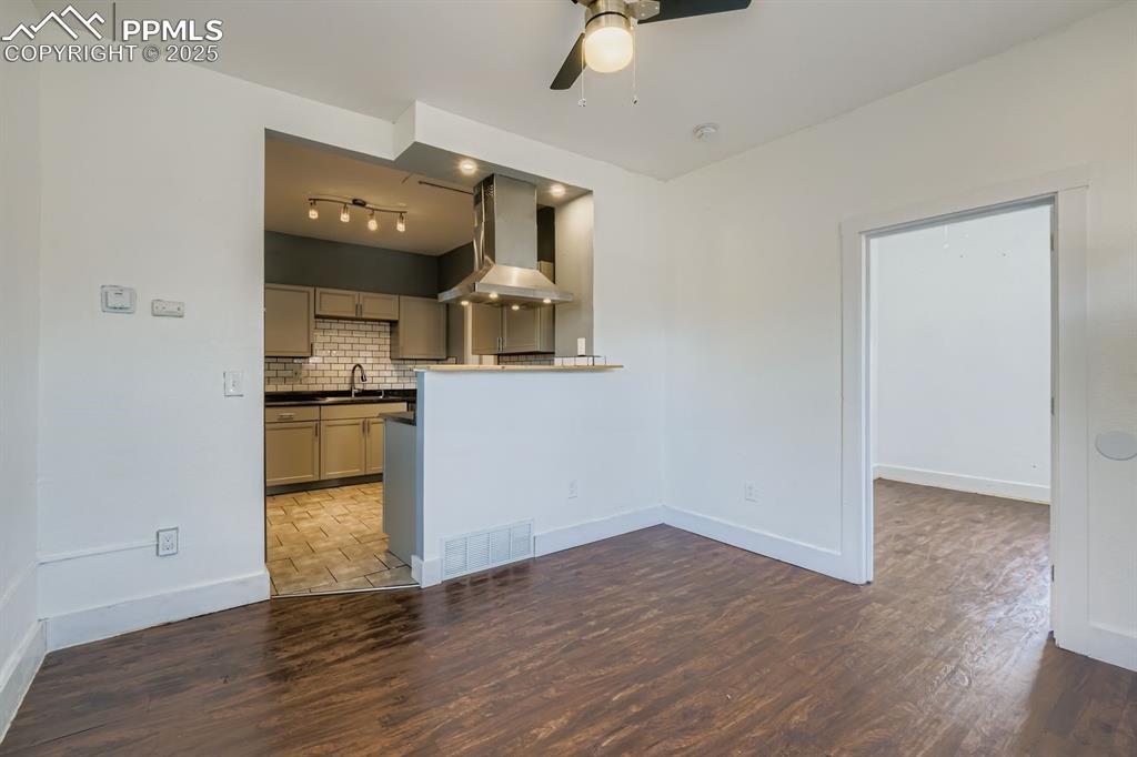 Image 3 of 11: Kitchen