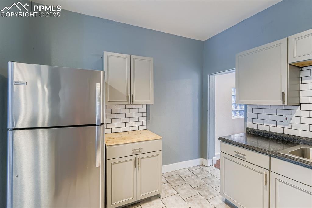 Image 4 of 11: Kitchen