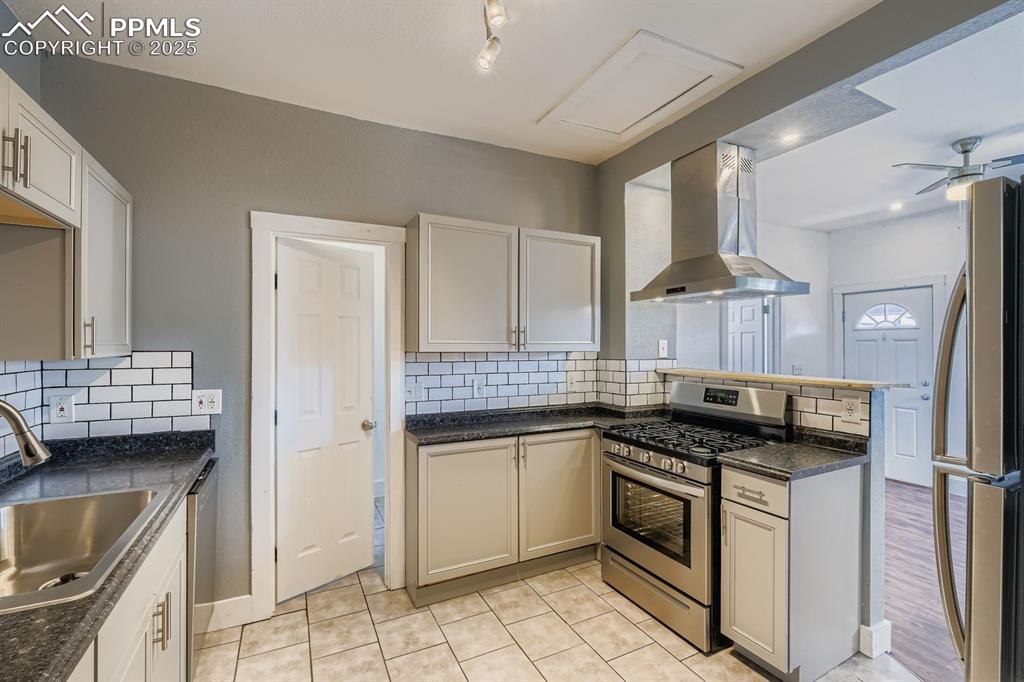 Image 5 of 11: Kitchen